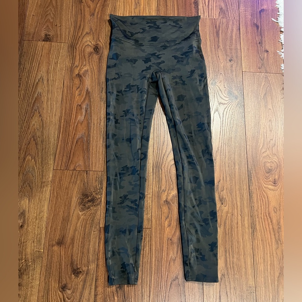 Spanx Camo Print Faux Leather Leggings Size M